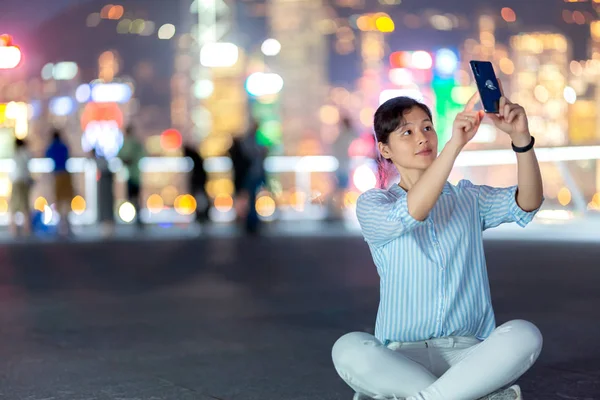 Mujer Joven Usando Teléfono Inteligente Calle Ciudad Hong Kong Por — Foto de Stock