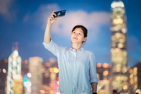 Mujer Joven Usando Teléfono Inteligente Calle Ciudad Hong Kong Por — Foto de Stock