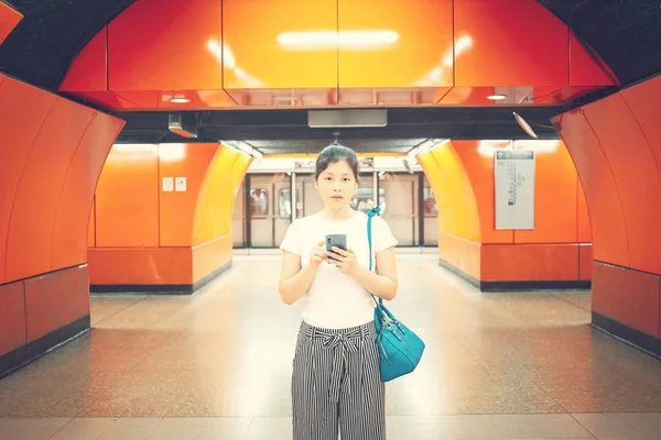 Mujer Joven Usando Teléfono Móvil Ciudad — Foto de Stock