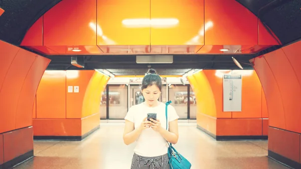 Mujer Joven Usando Teléfono Móvil Ciudad — Foto de Stock