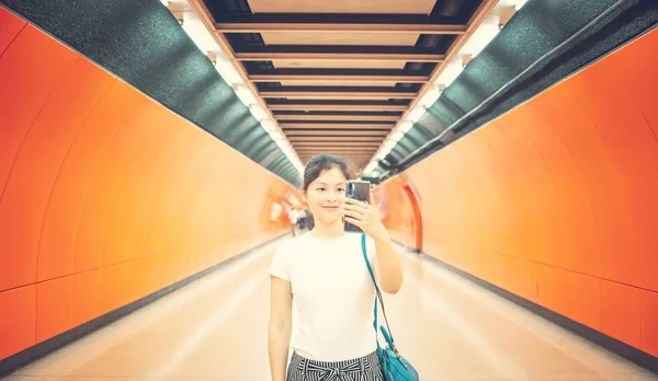 Mujer Joven Usando Teléfono Móvil Ciudad — Foto de Stock