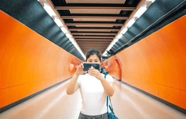 Mujer Joven Usando Teléfono Móvil Ciudad — Foto de Stock