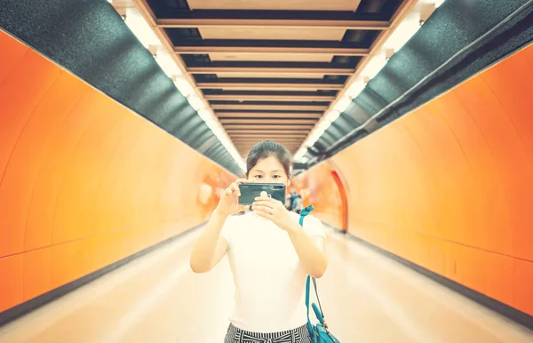 Mujer Joven Usando Teléfono Móvil Ciudad — Foto de Stock