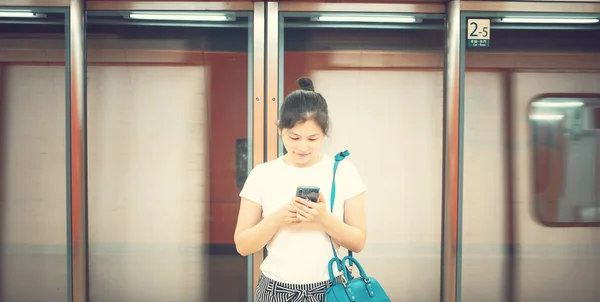 Mujer Joven Usando Teléfono Móvil Ciudad — Foto de Stock