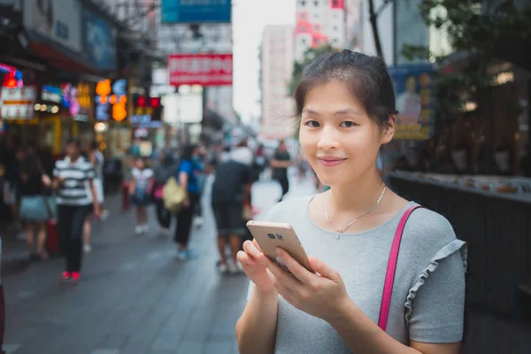 城市里使用移动电话的年轻妇女 — 图库照片