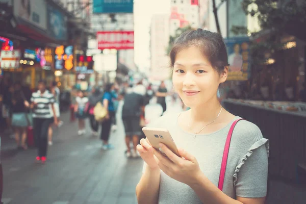 城市里使用移动电话的年轻妇女 — 图库照片
