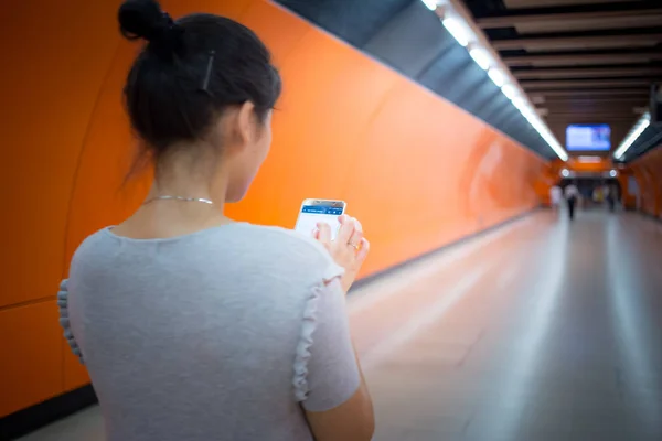 Mujer Joven Usando Teléfono Inteligente Vida Cotidiana — Foto de Stock