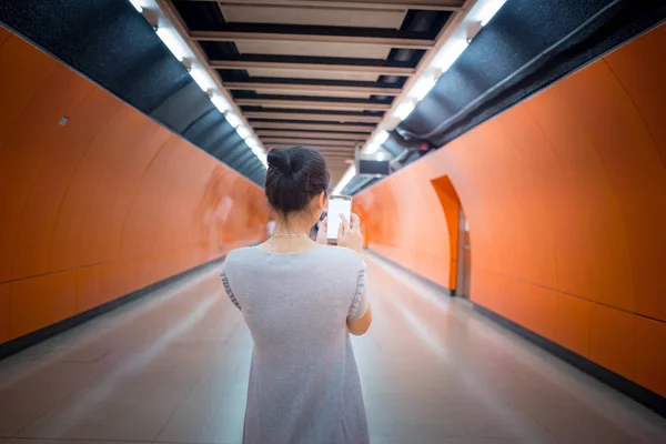 Mujer Joven Usando Teléfono Inteligente Vida Cotidiana — Foto de Stock