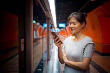 Günlük yaşamda Smartphone kullanan genç kadın