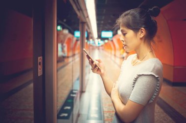 Günlük yaşamda Smartphone kullanan genç kadın