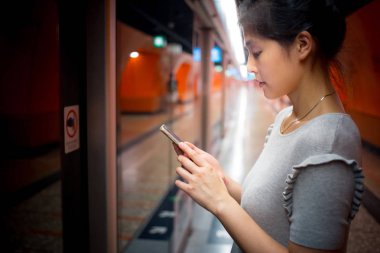 Günlük yaşamda Smartphone kullanan genç kadın