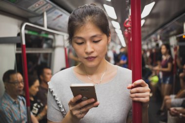 Günlük yaşamda Smartphone kullanan genç kadın