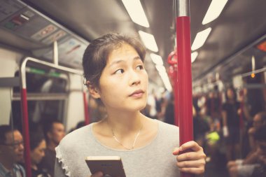 Günlük yaşamda Smartphone kullanan genç kadın
