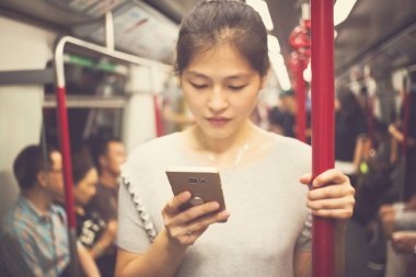 Günlük yaşamda Smartphone kullanan genç kadın