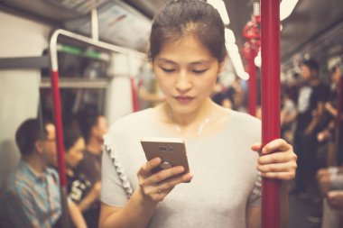 Günlük yaşamda Smartphone kullanan genç kadın