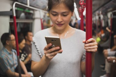 Günlük yaşamda Smartphone kullanan genç kadın