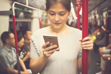 Günlük yaşamda Smartphone kullanan genç kadın