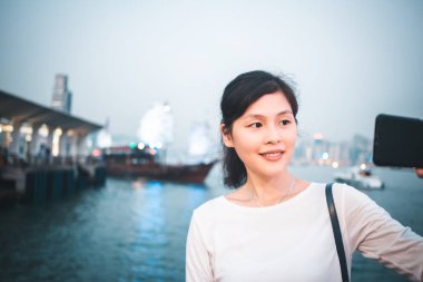 Günlük yaşamda Smartphone kullanan genç kadın