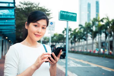 Günlük yaşamda Smartphone kullanan genç kadın