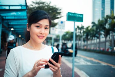 Günlük yaşamda Smartphone kullanan genç kadın