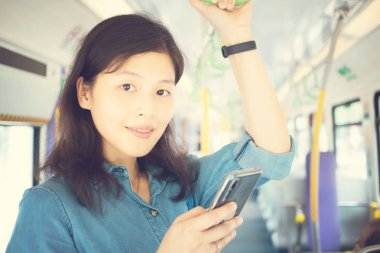 Trende Smartphone kullanan genç kız