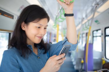 Trende Smartphone kullanan genç kız