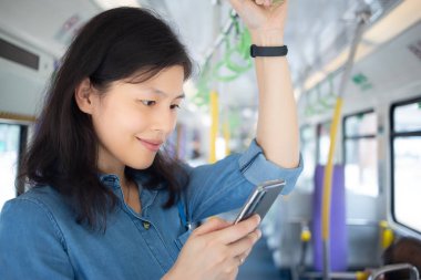 Trende Smartphone kullanan genç kız