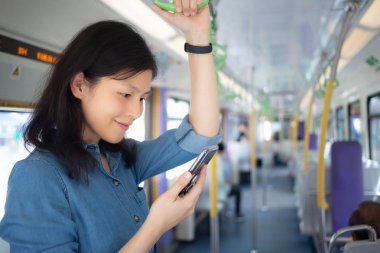 Trende Smartphone kullanan genç kız