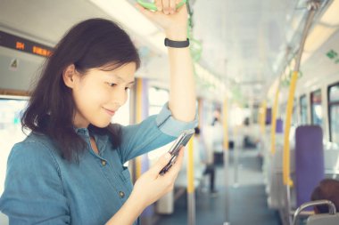 Trende Smartphone kullanan genç kız