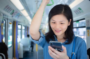 Trende Smartphone kullanan genç kız