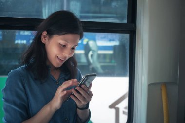 Şehirde Smartphone kullanan genç kadın