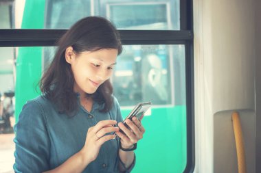 Şehirde Smartphone kullanan genç kadın