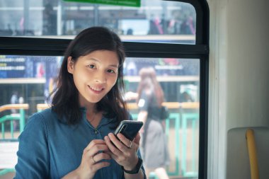 Şehirde Smartphone kullanan genç kadın