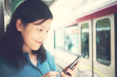 Şehirde Smartphone kullanan genç kadın