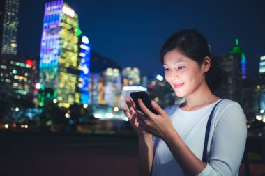 Şehirde Smartphone kullanan genç kadın