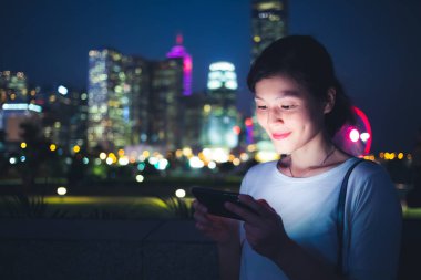 Şehirde Smartphone kullanan genç kadın
