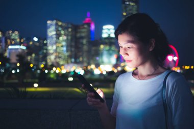 Şehirde Smartphone kullanan genç kadın
