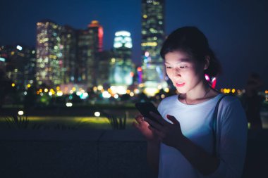 Günlük yaşamda Smartphone kullanan genç kadın