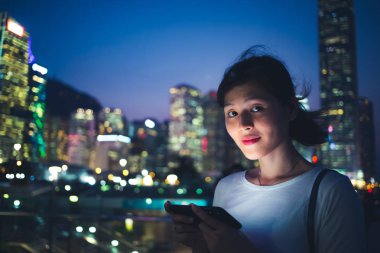 Günlük yaşamda Smartphone kullanan genç kadın