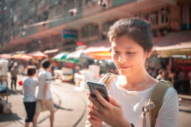 Günlük yaşamda Smartphone kullanan genç kadın