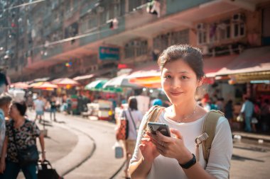 Günlük yaşamda Smartphone kullanan genç kadın