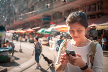 Günlük yaşamda Smartphone kullanan genç kadın