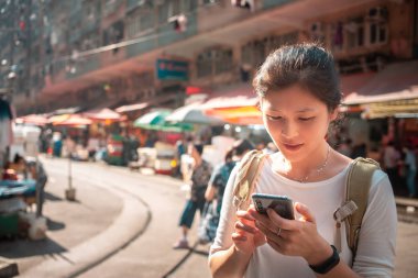 Günlük yaşamda Smartphone kullanan genç kadın