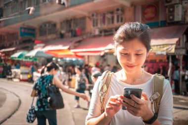 Günlük yaşamda Smartphone kullanan genç kadın