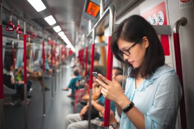 Günlük yaşamda Smartphone kullanan genç kadın
