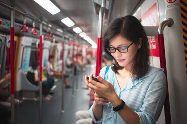 Günlük yaşamda Smartphone kullanan genç kadın