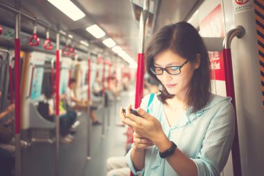 Günlük yaşamda Smartphone kullanan genç kadın