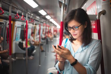 Trende Smartphone kullanan kadın