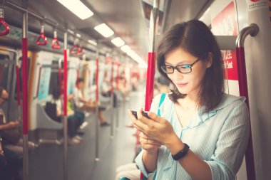 Trende Smartphone kullanan kadın