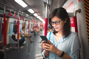 Trende Smartphone kullanan kadın